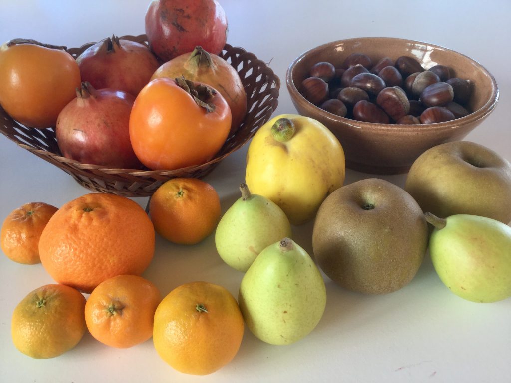 Fruits d'automne mandarines, kakis chàtaignes, grenades