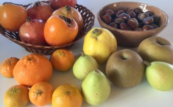 Fruits d'automne mandarines, kakis chàtaignes, grenades