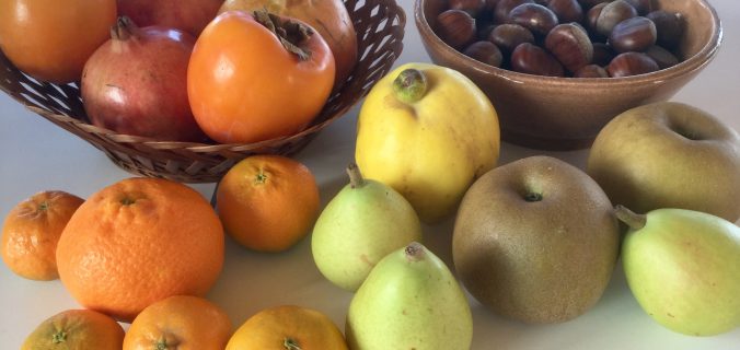 Fruits d'automne mandarines, kakis chàtaignes, grenades