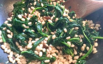 épinards à la catalane et haricots blancs