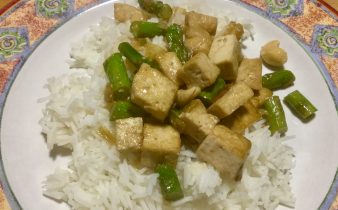tofu et asperges au lait de coco