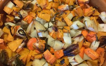 Tian d'hiver avec courge, carottes, patates douces, pommes de terre et poireau