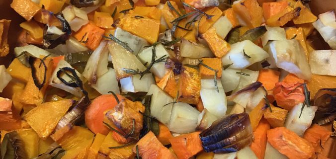 Tian d'hiver avec courge, carottes, patates douces, pommes de terre et poireau