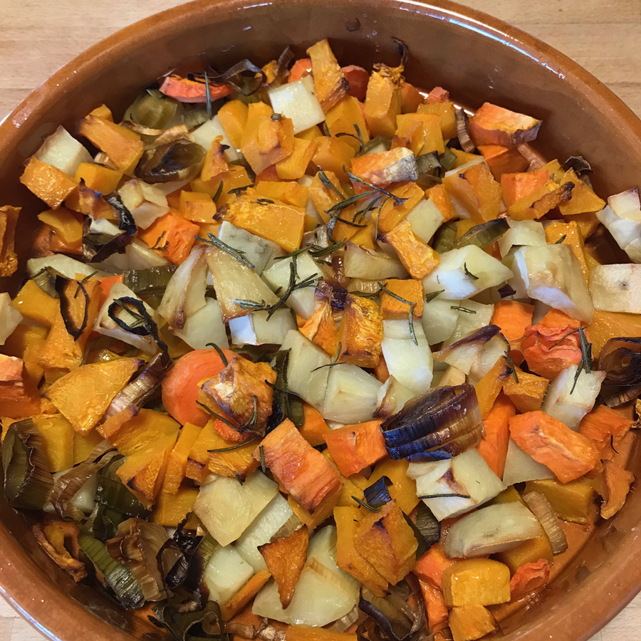 Tian d'hiver avec courge, carottes, patates douces, pommes de terre et poireau